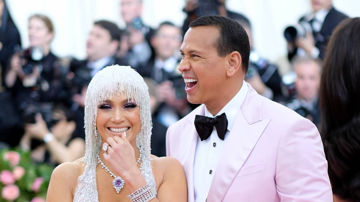 Sichtlich Spaß hatten auch der frühere MLB-Star Alex Rodriguez und seine Frau Jennifer Lopez. Er im rosa Anzug, die Sängerin und Schauspielerin im Glitzerkleid mit passender Perücke und Schmuck