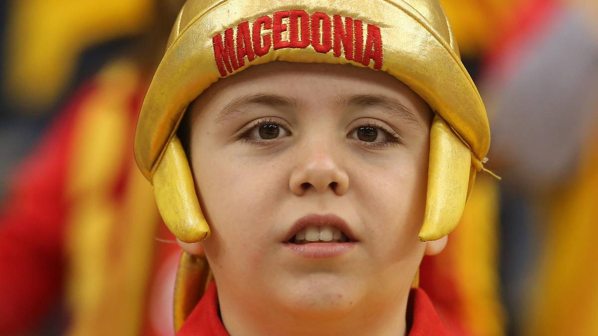 Nicht nur sportlich überzeugen die Mazedonier. Auch die Fans verkleiden sich. Einer als Legionär ...