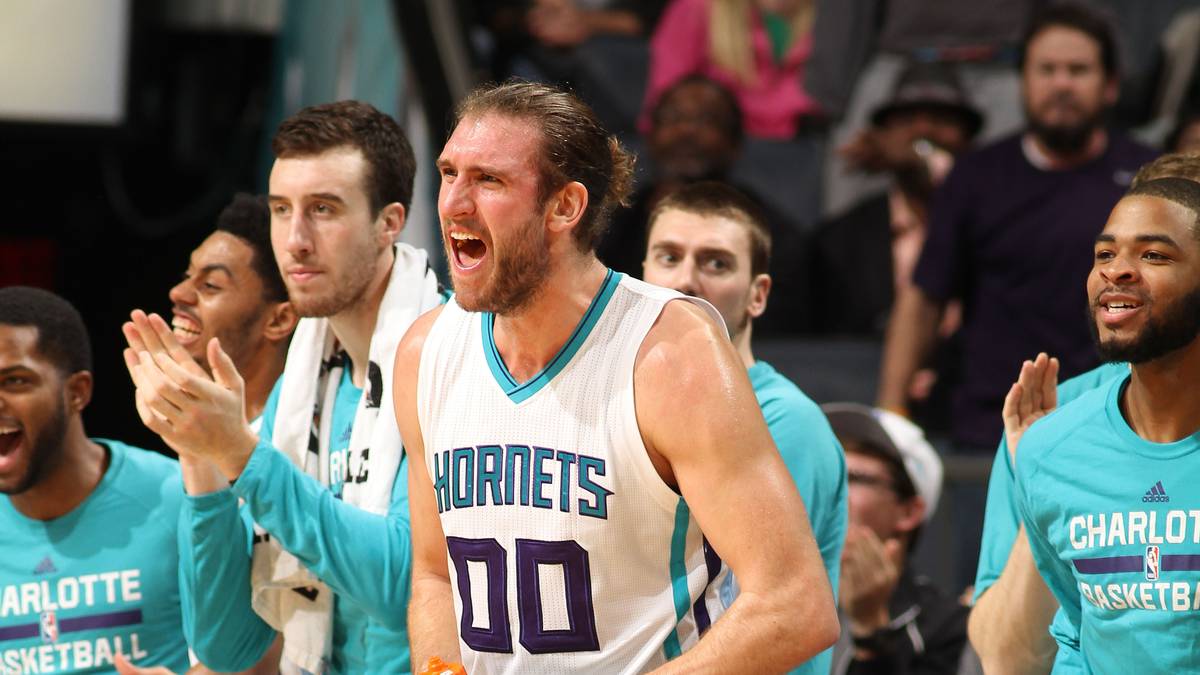 Handtuch-Schwenker Spencer Hawes hat aber am Ende Grund zur Freude