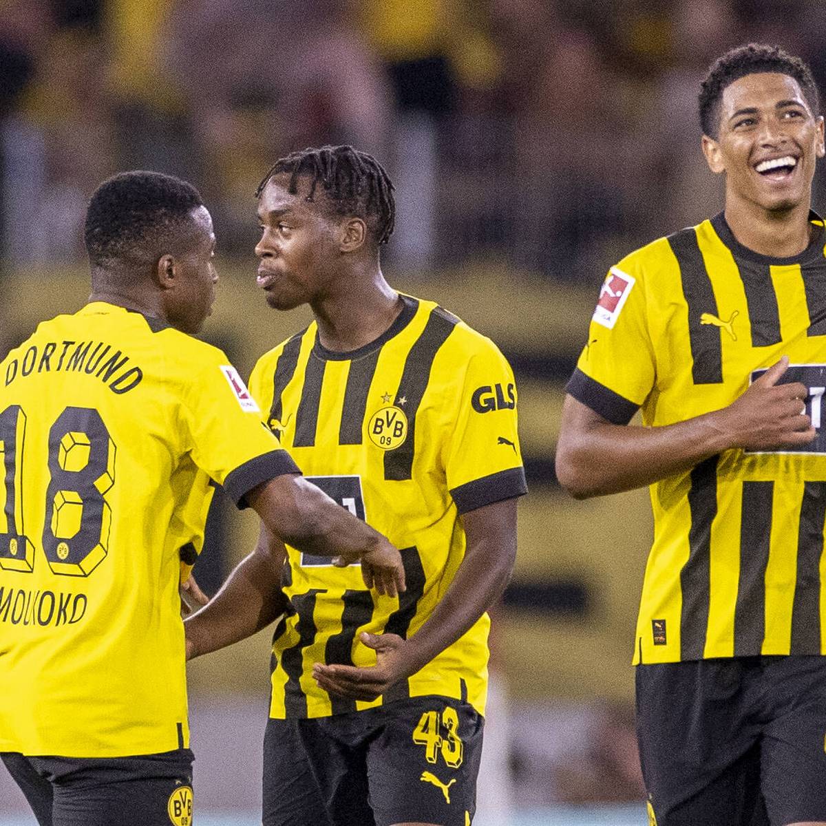 Beim Sieg von Borussia Dortmund beim SC Freiburg ragen die beiden Youngster Jamie Bynoe-Gittens und Youssoufa Moukoko heraus. Jude Bellingham zeigt sich auf humorvolle Weise begeistert.
