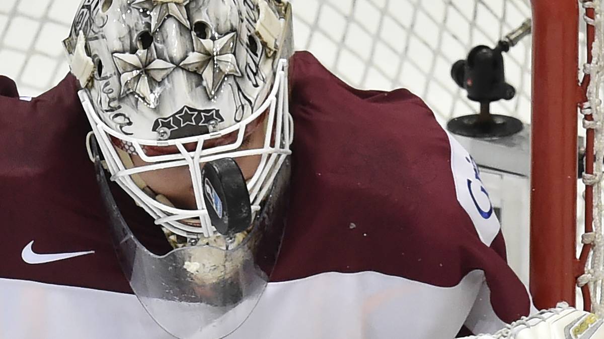 Mit Vollgas mitten ins Visier. Ähnlich wie seine Mannschaft lässt sich der lettische Goalie aber nicht sonderlich beeindrucken