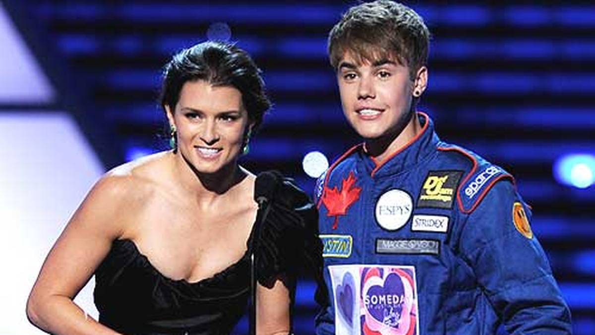 Und Justin Bieber sticht sie locker aus. Da hilft dem Teeniestar auch kein Rennanzug