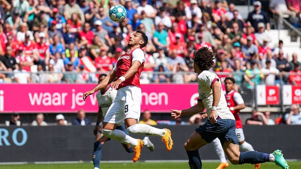 Αίσθηση προκαλεί ο Βαγγέλης Παυλίδης (αριστερά) στην ΑΖ Άλκμααρ