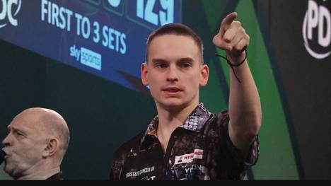 Wir haben Ricardo "Pikachu" Pietreczko vor der Darts-WM getroffen. Dort haben wir erfahren, was sich in seinem Leben seit der letzten WM verändert hat und wie er sich auf die kommende WM vorbereitet hat.