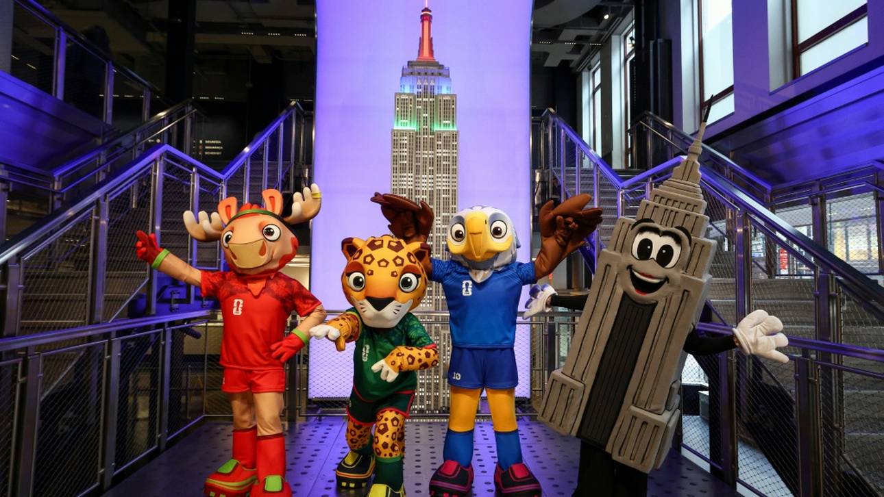 Die drei WM-Maskottchen im Empire State Building