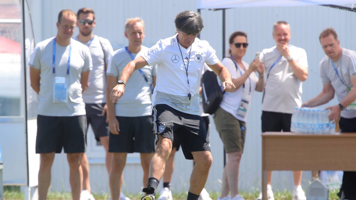 Da gibt der Bundestrainer gibt seinen Beobachtern gerne eine Vorstellung seiner Ballkünste. "Jogo Bonito" vom Bundestrainer - "Jogi Bonito", wenn man so will