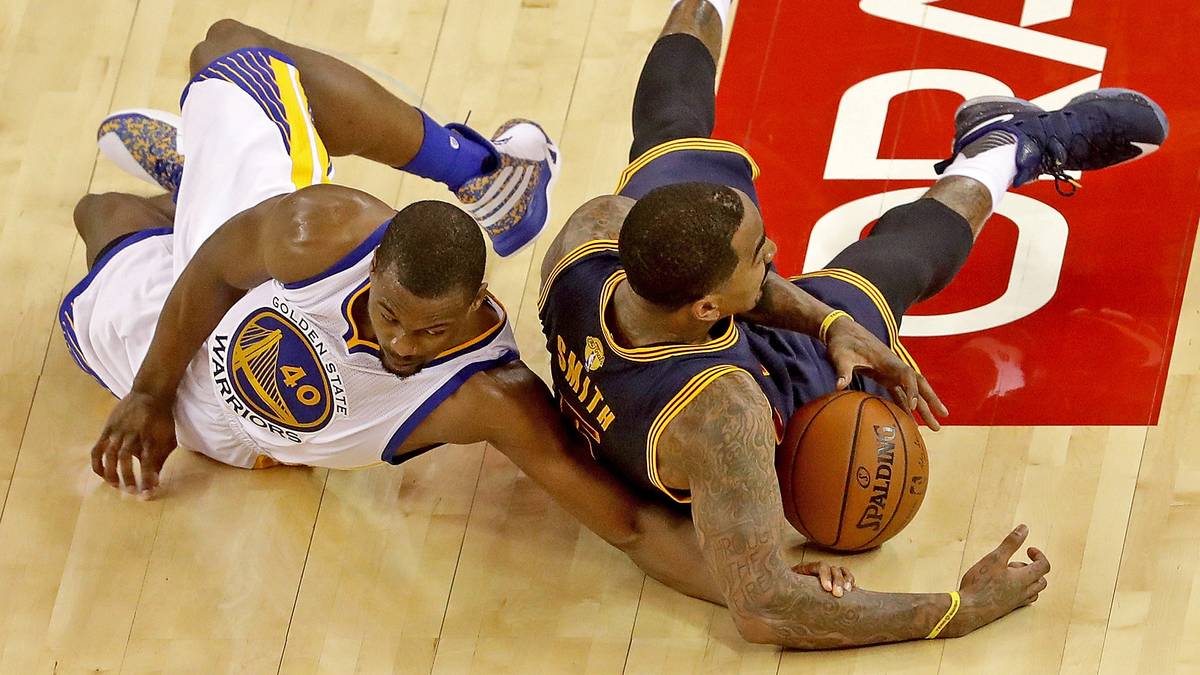 Zumindest in einer Kategorie liegen die Cavaliers aber deutlich vor Golden State. Sie zwangen den Titelverteidiger zu 15 Ballverlusten und überzeugten zumindest in der ersten Spielhälfte durch ihren Kampfgeist 