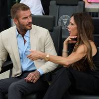 In einer neuen Dokumentation berichten Fußball-Ikone David Beckham und seine Frau Victoria, wie gravierend sein Platzverweis bei Englands WM-Aus 1998 nachwirkt. Wut zielt vor allem auf den damaligen Nationalcoach Glenn Hoddle ab.