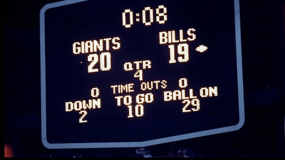 BUFFALO BILLS 1991: Im Super Bowl XXV liegen die Bills lange gegen die New York Giants zurück. Acht Sekunden vor Schluss führen die Giants mit 20:19. An der 47-Yards-Linie liegt der Ball für die Bills zum Field-Goal-Versuch bereit. Kicker Scott Norwood schießt...