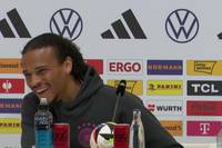 Bei der Pressekonferenz kann sich Leroy Sané nicht einen "lustigen" Seitenhieb gegen die DFB-Youngsters Musiala und Wirtz und verkneifen. 