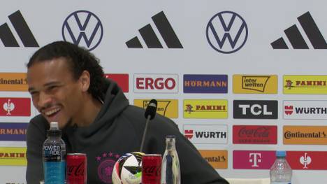 Bei der Pressekonferenz kann sich Leroy Sané nicht einen "lustigen" Seitenhieb gegen die DFB-Youngsters Musiala und Wirtz und verkneifen. 
