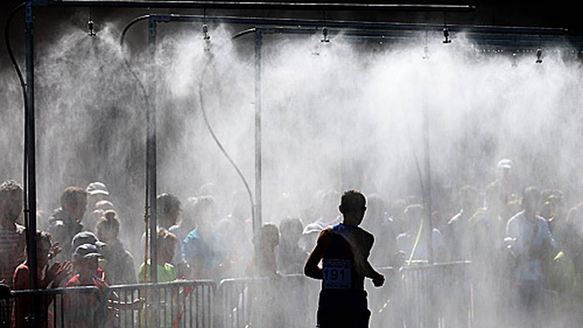 Der Regen ist weg, deswegen werden die Duschen auf der Strecke von den Athleten gern genutzt