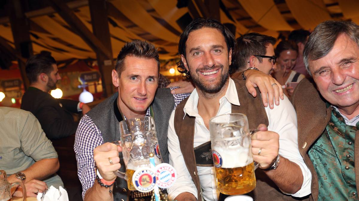 Die beiden früheren Bayern-Stürmer Miroslav Klose (l.) und Luca Toni (M.) trinken gemeinsam
