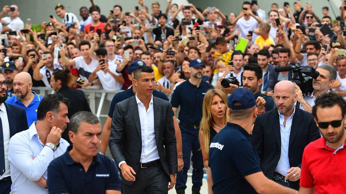 Jeder will einen Blick auf den Portugiesen werfen. Die Fans flippen förmlich aus