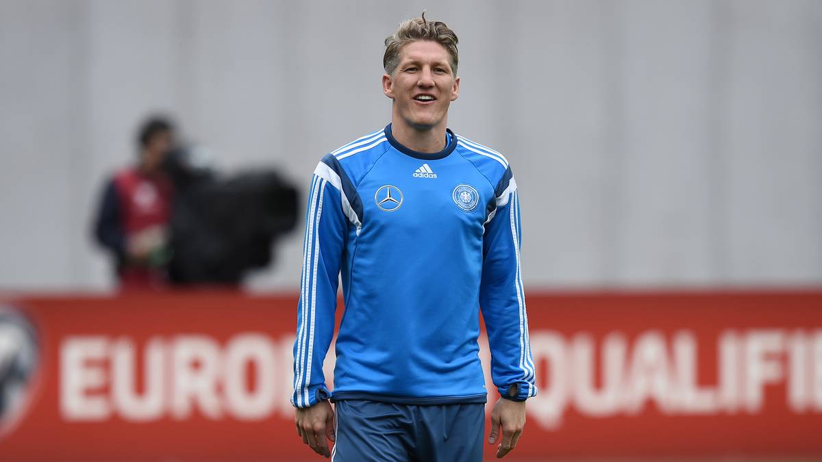Eine Frage scheint Schweinsteiger aber auch danach noch durch den Kopf zu schwirren: Vielleicht war das vorhin ja gar kein Fan...