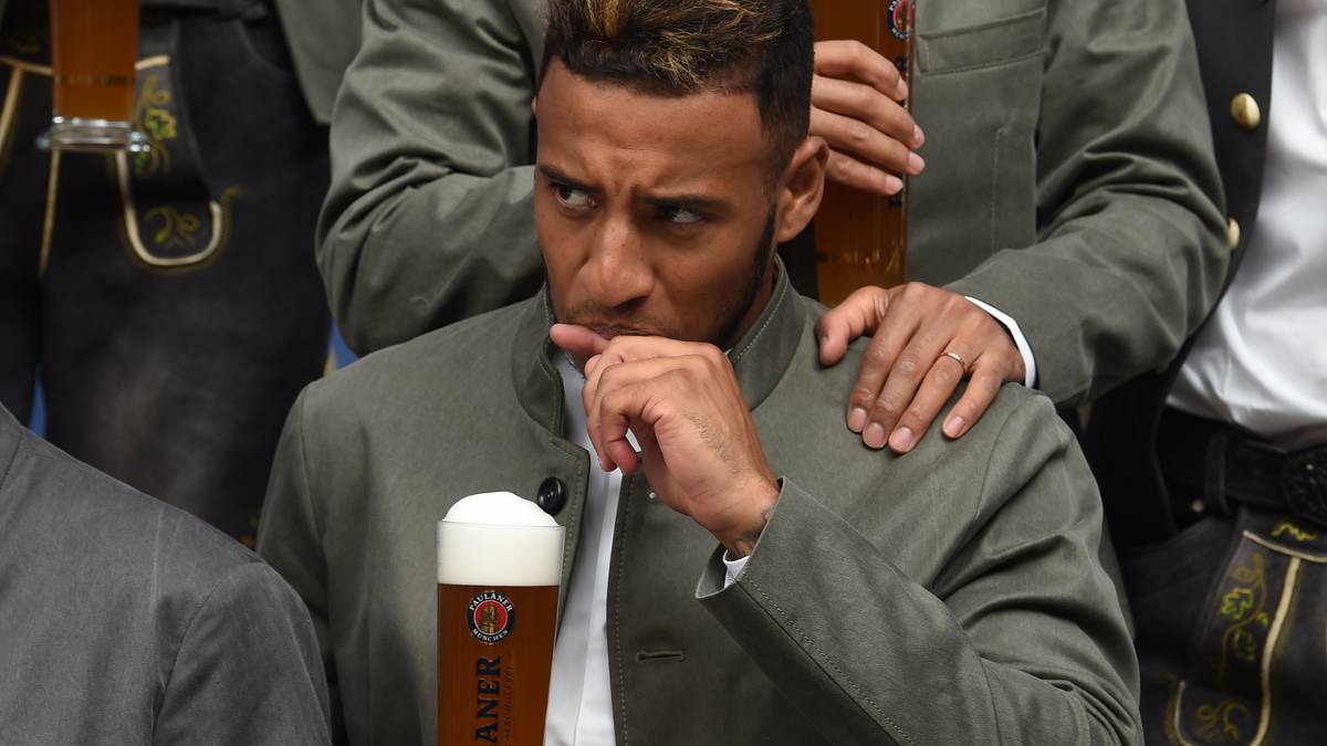 Corentin Tolisso scheint der Gerstensaft dagegen nicht so ganz geheuer. Vielleicht zieht der Weltmeister französischen Wein der bayerischen Braukunst vor