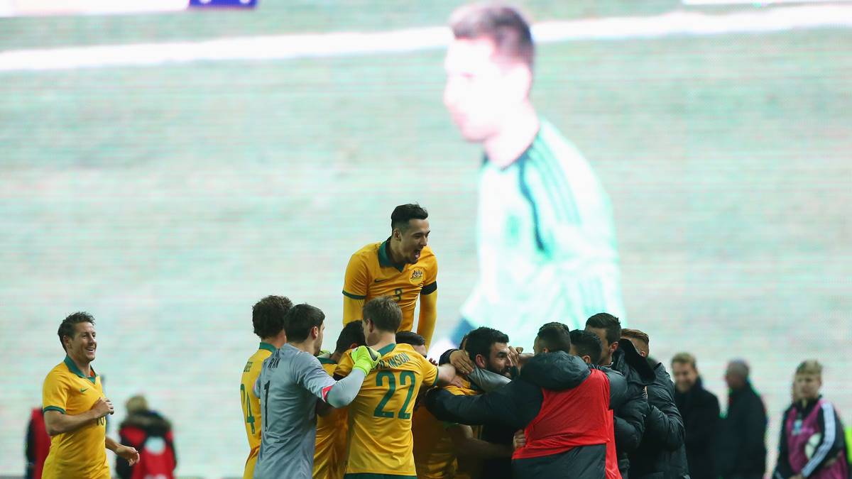 Das Ganze aus einer etwas anderen Perspektive: Vorne die Australier, auf der Videowand der bediente Zieler