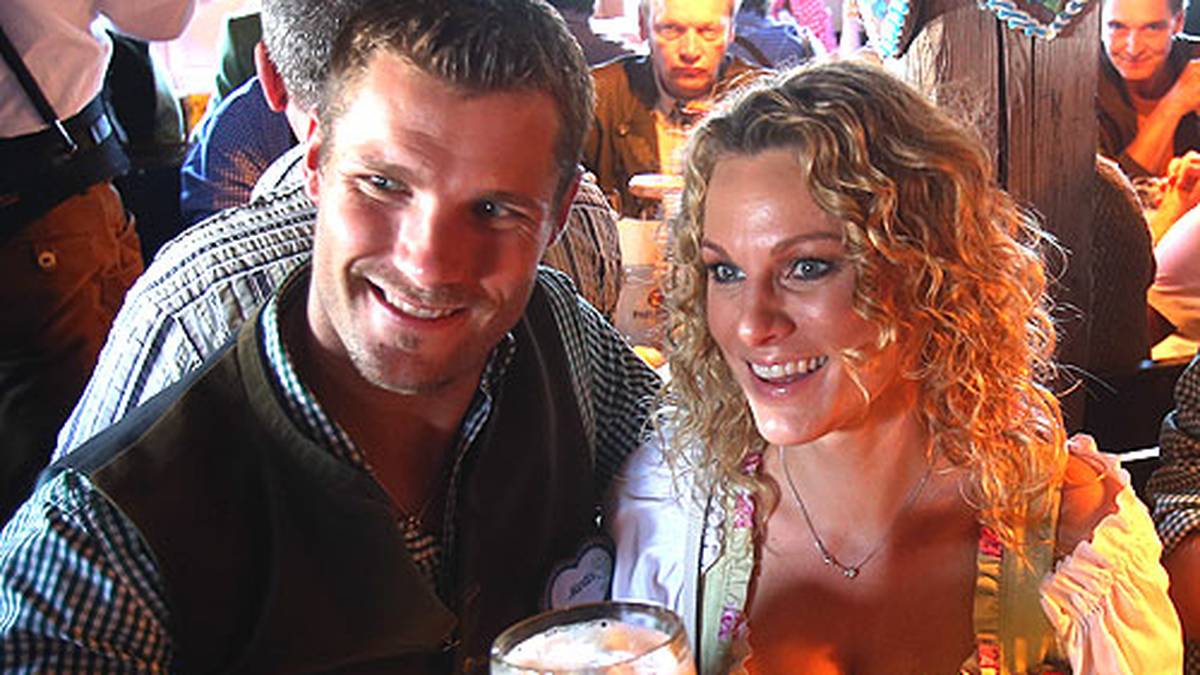 Martin Tomczyk und Christina Surer sind seit April 2008 ein Paar. Im Januar 2013 hat der DTM-Fahrer die Schweizer Autorennfahrerin, Fernsehmoderatorin (u.a. SPORT1)  und Model geheiratet