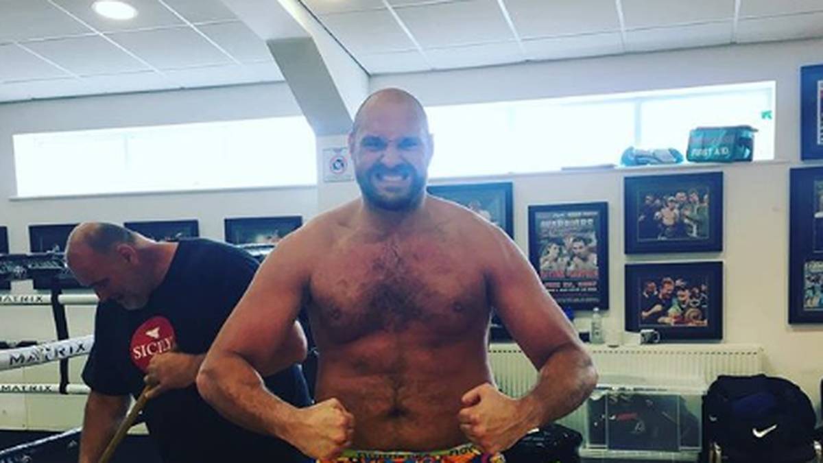 Daraufhin nimmt er das Training wieder auf, speckt nach eigenen Angaben 50 Kilo ab und ist auch in Sachen Außendarstellung wieder ganz der Alte. "Ich bin ungeschlagen, ich bin schnell, ich bin frech, ich bin jung, ich sehe gut aus, ich habe sogar weiße Zähne", sagt der Schwergewichtler vor seinem Comeback-Kampf gegen Sefer Seferi.