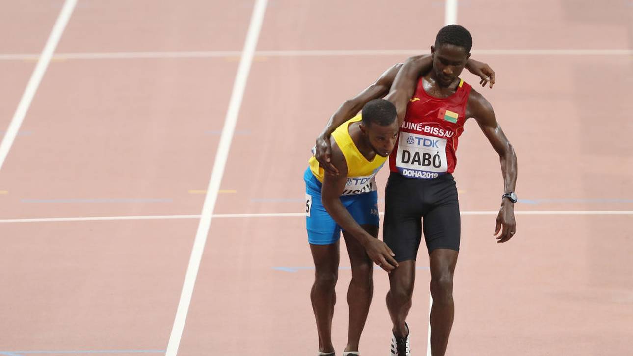 Läufer schleppt Kontrahent ins Ziel