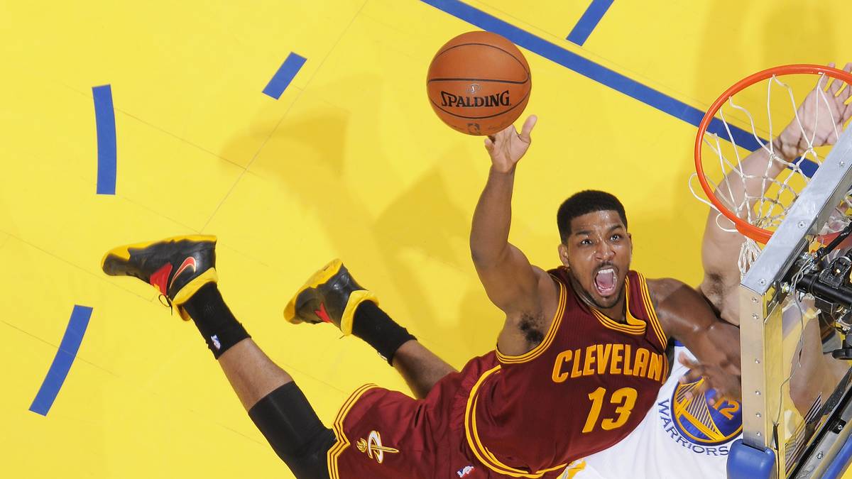 TRISTAN THOMPSON: Der Ausfall von Love in Runde 1 gegen Boston tut den Cavs richtig weh, aber Thompson hat sich als Nachrücker gut eingegroovt. Wollen die Cavs Cleveland den ersten großen Titel seit 1964 bescheren, braucht der junge Kanadier eine Top-Serie. Vor allem am offensiven Brett kann er den Warriors mit seiner Länge schaden - gegen Atlanta und Chicago holt er im Schnitt elf Rebounds. Green könnte mit seiner Kombination aus Athletik und Größe vorn und hinten Probleme bekommen. Geht Cleveland klein, kann er auch neben James als Center spielen. Offensiv fehlt ihm die Dreierdimension von Green und Love. Vorteil Golden State (3:1)