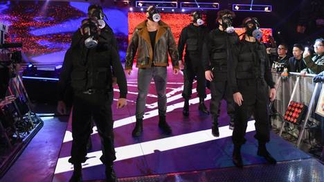 Dean Ambrose verstärkte sich bei WWE Monday Night RAW mit einem persönlichen SWAT-Team