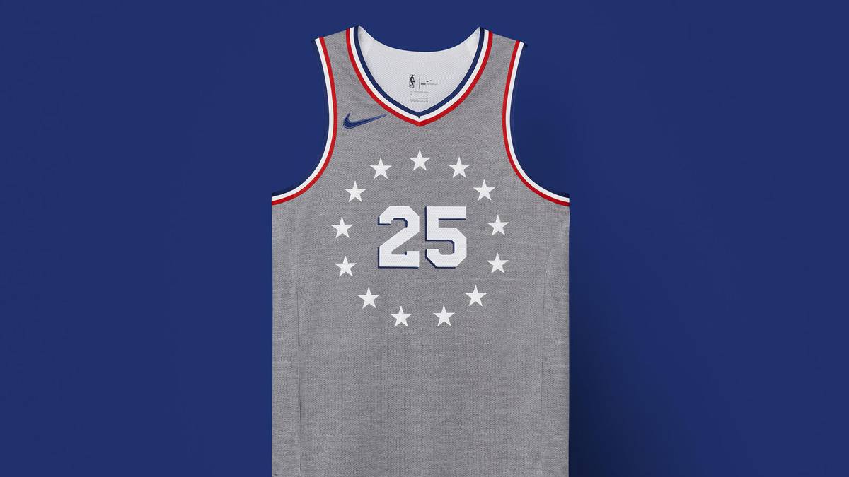 PHILADELPHIA 76ers: Die grauweißen Sterne erinnern an Pergamentpapier - eine Anspielung auf die Unabhängigkeitserklärung. Auf dem gesamten Dress erscheinen patriotische Details, vom roten, weißen und blauen Kragen rund um den Ärmeln bis zum Ultimatum "Join or Die" auf den Shorts