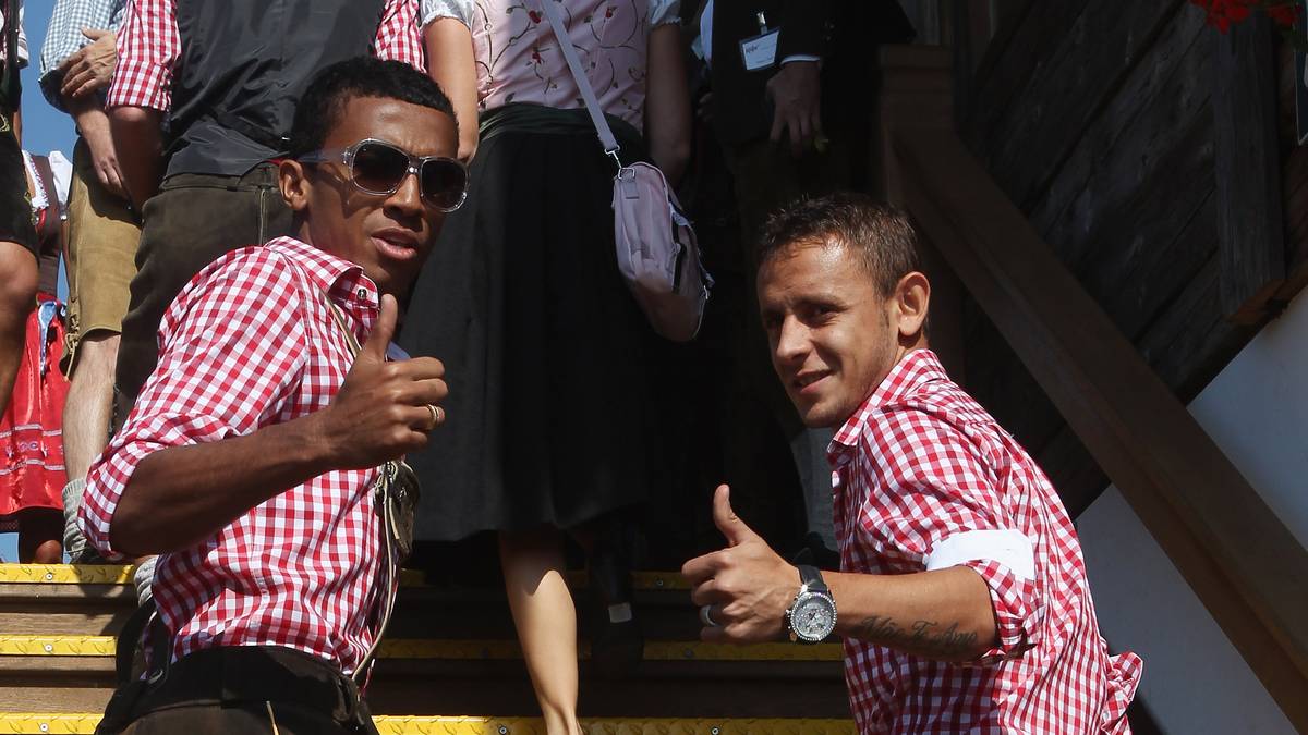Daumen hoch für dieses brasilianische Duo. Luiz Gustavo (l.), Neuzugang von 2010, nimmt sich seinem Landsmann Rafinha an und weiht ihn die Geheimnisse der Wiesn ein