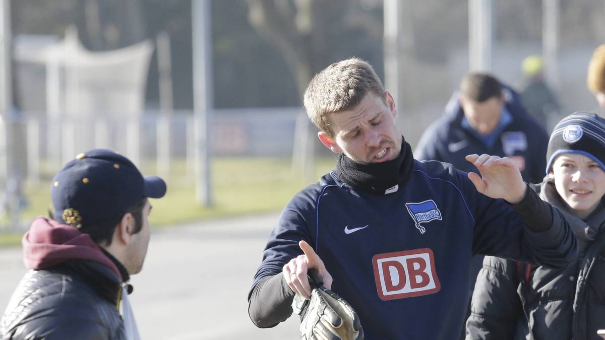 Im Anschluss diskutiert die Nummer eins im Tor des Abstiegskandidaten mit den Fans