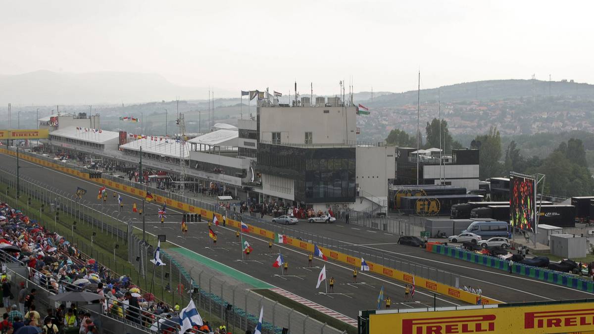 BUDAPEST/UNGARN, 24. Juli: Für die Fans ist die Strecke in Budapest ein Highlight – die vielen Hügel rund um den Asphalt bieten eine gute Sicht. Sebastian Vettel feiert 2015 in Ungarn seinen ersten Sieg