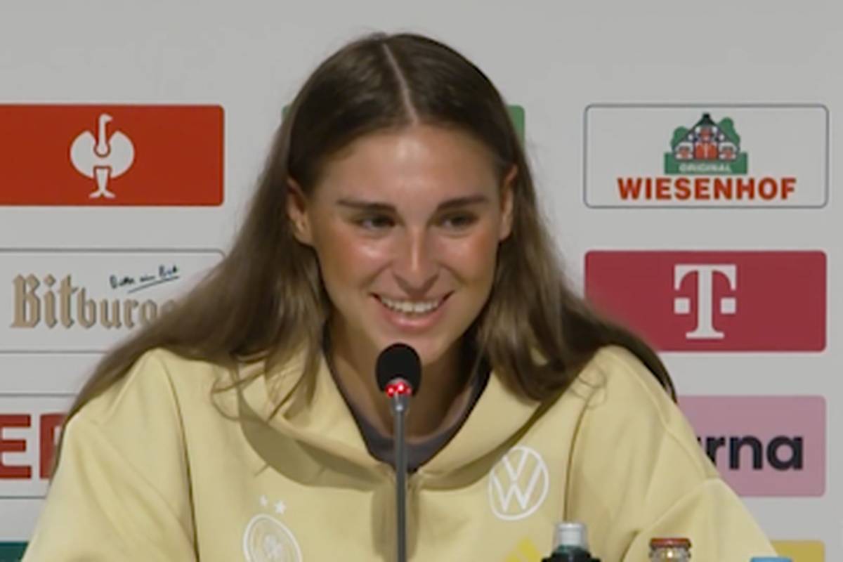 Ist Jule Brand "verpeilt"? Die Nationalspielerin reagiert auf eine kuriose Frage - in ihrer eigenen Art.