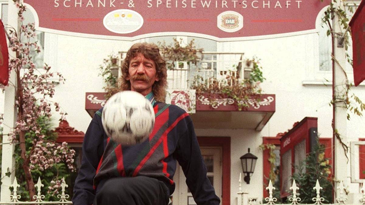 WALTER FROSCH: Ihm gehört ein Ehrenplatz in dieser Galerie. Der 61-fache Bundesligaspieler rauchte beim Abschiedsspiel von Klaus Thomforde auf dem Platz. Legendär ist sein Auftritt bei einem "Tag der Legenden", als er sich mit Zigarettenschachtel im Stutzen interviewen ließ. Frosch verstarb im November 2013