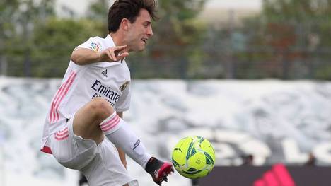 Die Vorbereitung von Real Madrid wird gestört von dem nächsten Corona-Fall. Nach Alaba und Benzema fällt nun der nächste Spieler mit dem Virus aus.