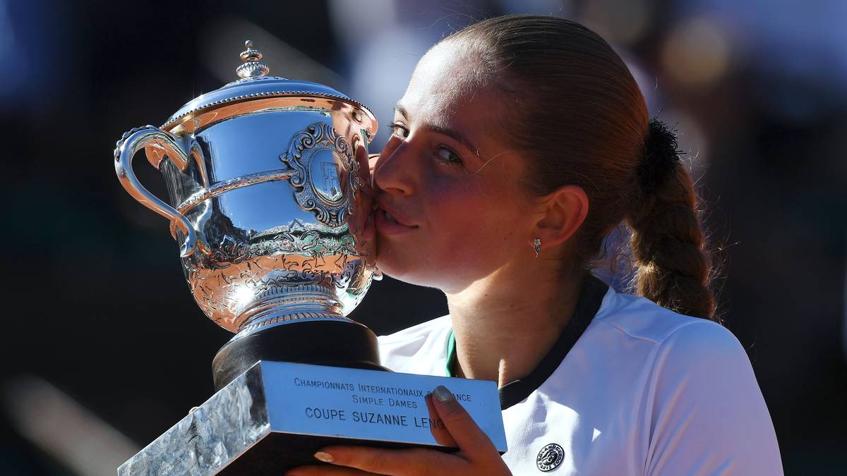 JELENA OSTAPENKO: Ihr French-Open-Triumph ist die Sensation des Tennis-Jahres 2017. Rotzfrech ballert Ostapenko in Paris ihre Gegnerinnen vom Court. Bei ihren Kolleginnen ist die Lettin jedoch nicht sonderlich beliebt, da sie als schlechte Verliererin gilt und nach verlorenen Sätzen schon einmal andeutet, aufgeben zu wollen. 