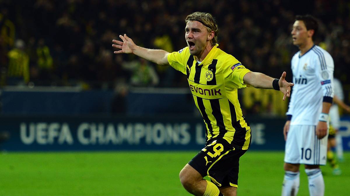 Der BVB gewinnt das Hinspiel mit 2:1. Marcel Schmelzer und Robert Lewandowski treffen für die Borussen
