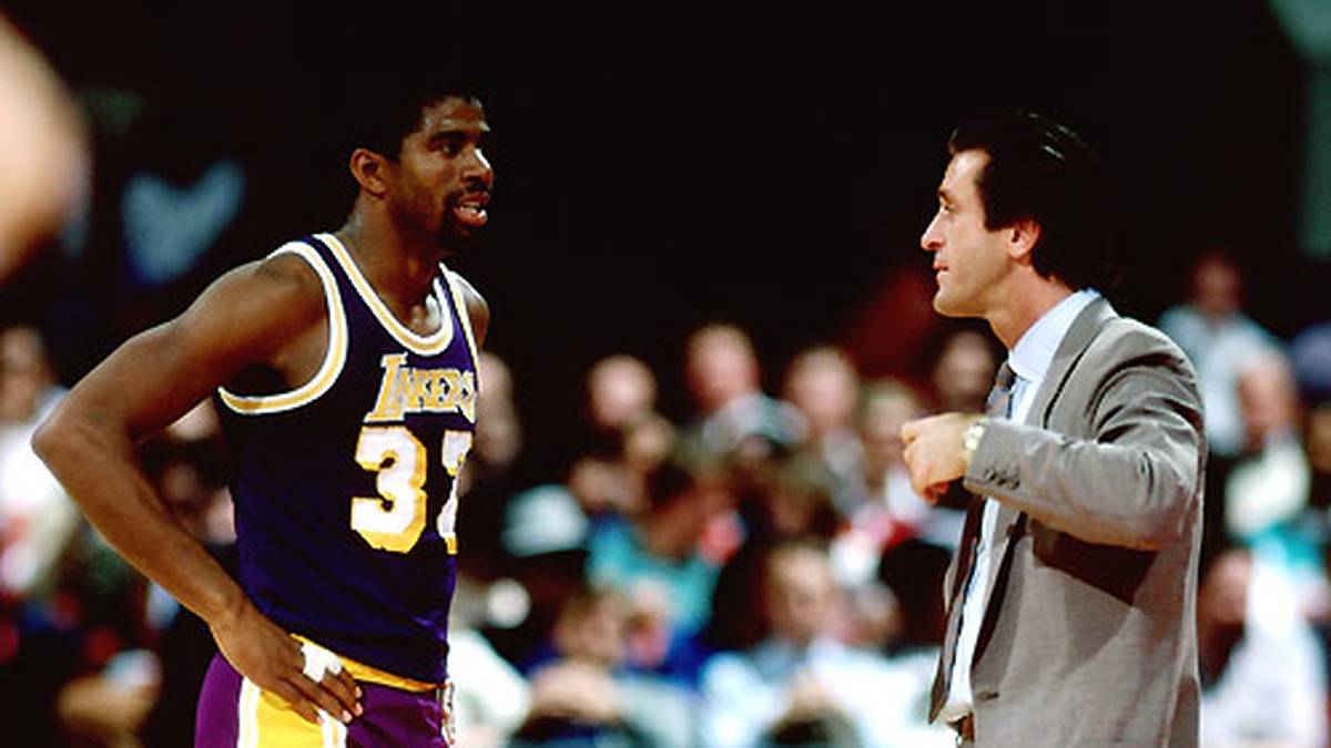 Zu Beginn der Saison 1981/82 kritisierte Johnson seinen Trainer Paul Westhead massiv und wollte getradet werden. Stattdessen wurde jedoch Westhead gefeuert und durch Pat Riley (r.) ersetzt. Dies führte jedoch dazu, dass "Magic" heftig ausgepfiffen wurde. Sogar Lakers-Fans stellten sich gegen den Superstar