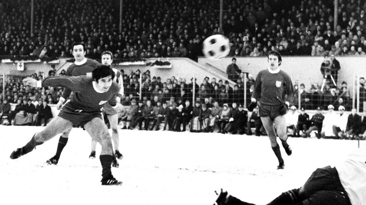 Am 24. Februar 1970 erzielt er kurz nach seinem ersten Platzverweis wegen einer Tätlichkeit gegen Jupp Heynckes und einer Sperre von acht Wochen sein 116. Bundesliga-Tor und löst damit Emmerich als Rekord-Torjäger der Bundesliga ab. Bis heute hat er diesen Titel inne - und wird ihn wohl nie wieder abgeben müssen