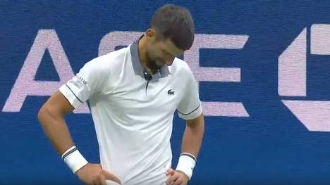 Novak Djokovic muss sich bei seinem Erstrunden-Aus bei den US Open übergeben und kämpft während des Matches immer wieder mit den Tränen.
