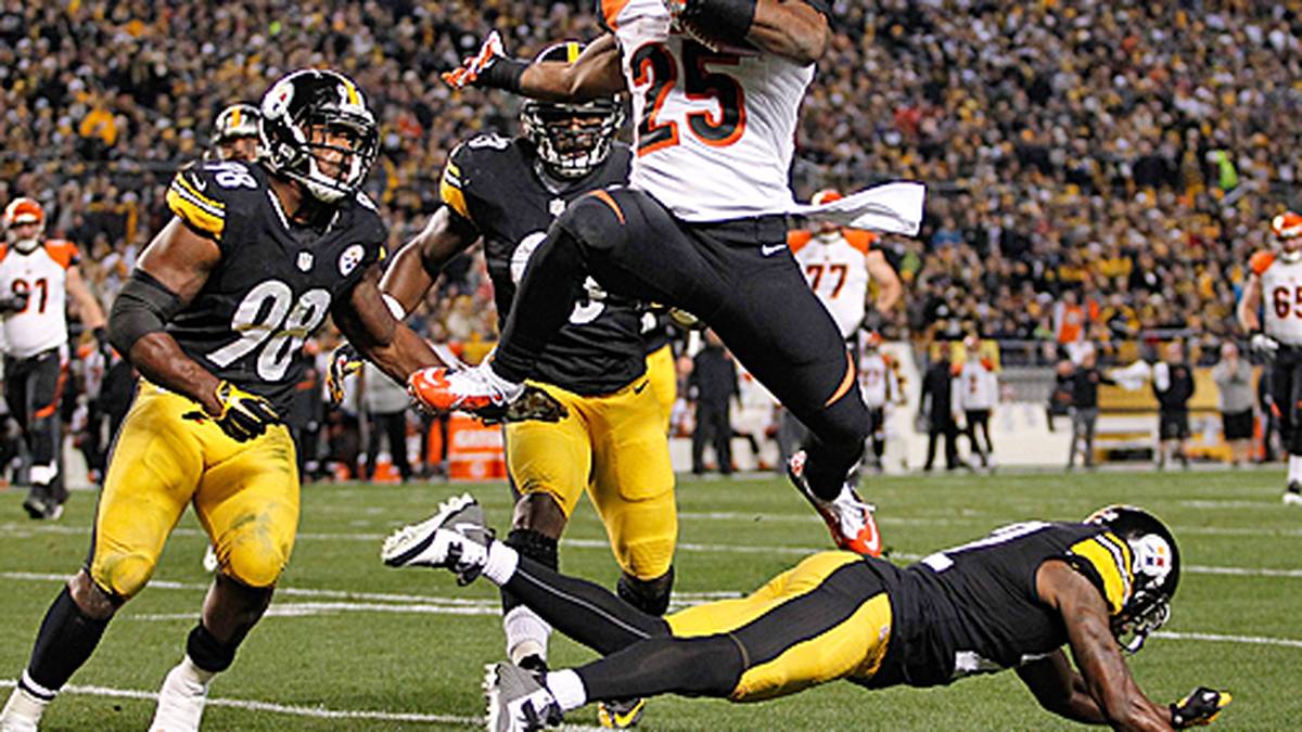 Die Pittsburgh Steelers bekommen es mit den Cincinnati Bengals und Giovani Bernard zu tun, der seine Athletik eindrucksvoll unter Beweis stellt. Selbst drei Verteidiger können den Bengal nicht stoppen