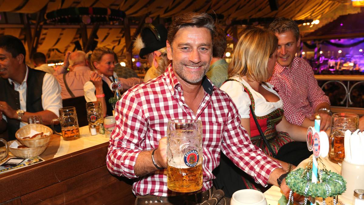 KSC-Sportchef Oliver Kreuzer schaut ganz zufrieden aus