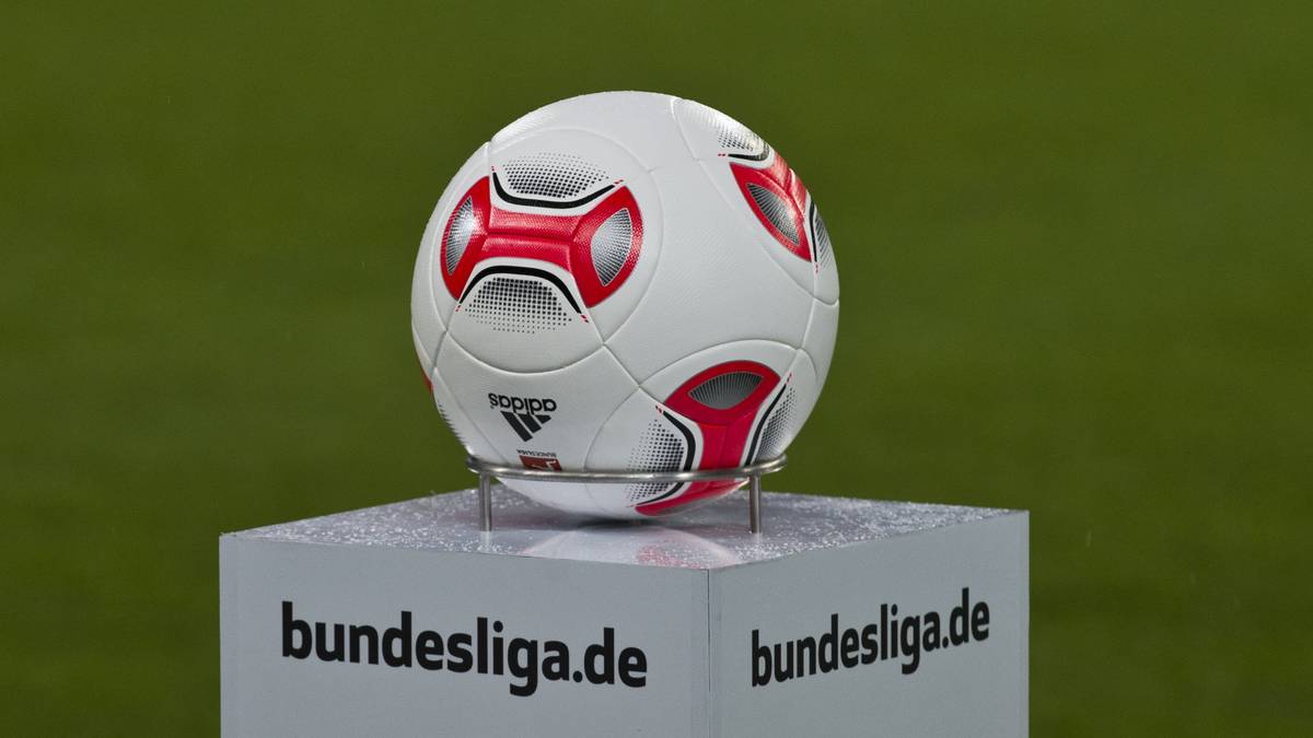 SAISON 2012/13: Ähnlich wie das Ursprungsmodell präsentierte sich die "Torfabrik" in der Saison 2012/13 wieder deutlich schlichter in Rot und Grau