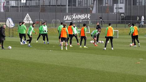 Gladbach-Trainer Eugen Polanski und Sportchef Rouven Schröder sprechen über den Abstiegskampf, während Rocco Reitz offenbar bereits seinen Wechsel nach Leipzig festgemacht hat.