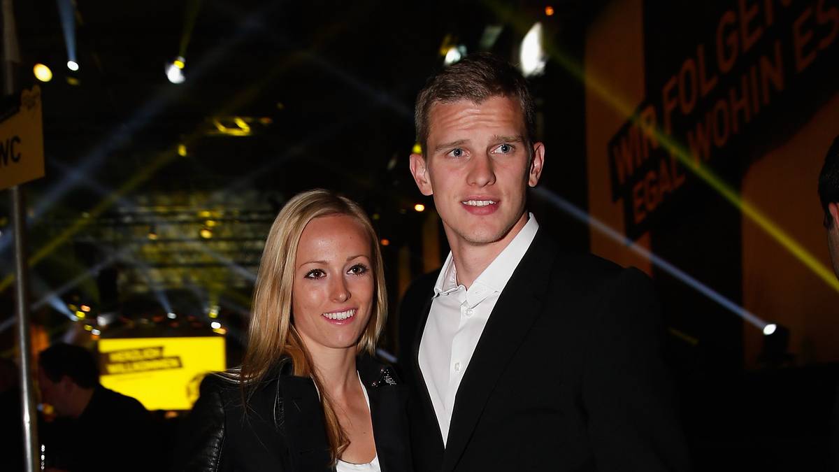 Der nächste bitte: Sven Bender und seine Freundin Simone gehen den Bund fürs Leben ein. Der Dortmunder ist nicht der erste Fußballer, der im Juni 2015 heiratet