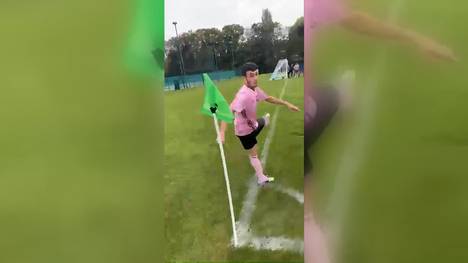 Einem Hobbykicker ist wohl das Tor des Jahres gelungen. Ohne hinzusehen verwandelt er einen Eckball direkt und wird gefeiert.