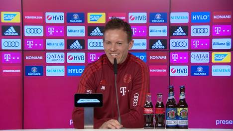Julian Nagelsmann und Domenico Tedesco haben zusammen die Fußballlehrerschule besucht. Auf der Pressekonferenz erzählt Nagelsmann eine lustige Anekdote aus der gemeinsamen Zeit.