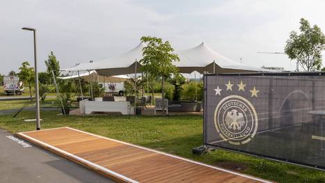 Nach dem erfolgreichen letzten Vorbereitungsspiel gegen Lettland bezieht das DFB-Team sein EM-Quartier - welches stark an ein gewisses Camp in Brasilien erinnert.