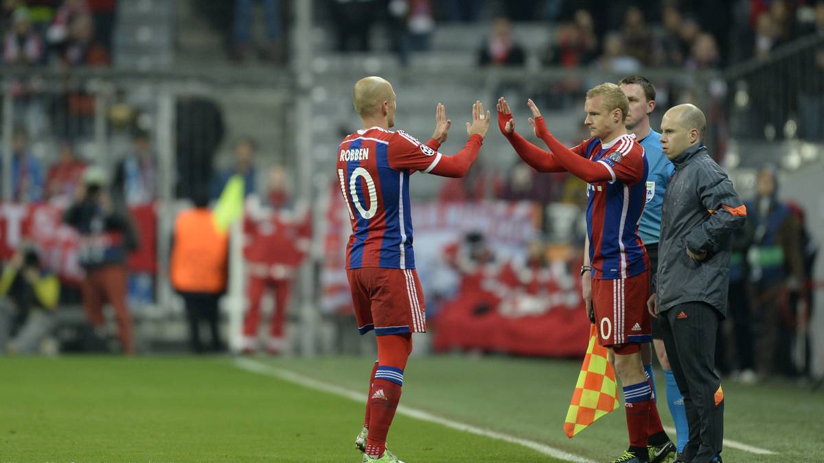 Nach einer halben Stunde ein kleiner Schock für den FC Bayern: Arjen Robben hat sich offenbar am Oberschenkel verletzt und muss runter. Sebastian Rode kommt in die Partie