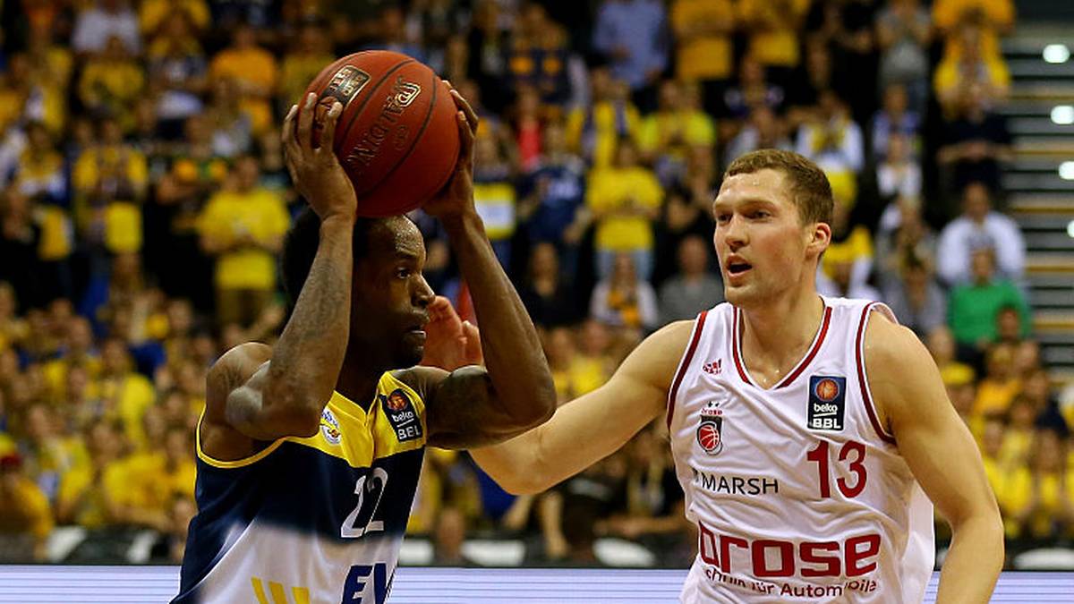 Rang 6 – JULIUS JENKINS (6176): Der in Florida geborene Guard war bis zuletzt neben Rickey Paulding der einzige noch aktive Profi in der besten Zehn der Topscorer. Mit Bamberg gewann der Finals-MVP von 2008 zweimal die Meisterschaft. Von 2016 bis 2019 war er in Jena aktiv