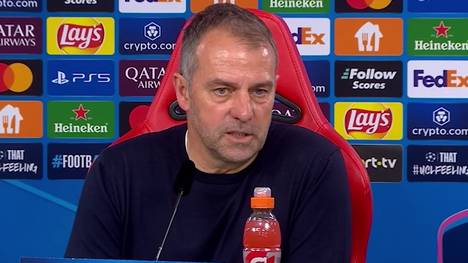 Barça-Trainer Hansi Flick lobt sein Team, das trotz des frühen Platzverweises für den 18-jährigen Pau Cubarsí das Hinspiel im Champions-League-Achtelfinale mit 1:0 bei Benfica gewann.