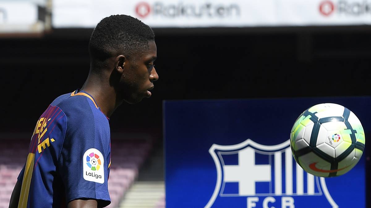 OUSMANE DEMBELE: Doch der Franzose ist nicht der einzige Spieler, der sich bei der Vorstellung technisch blamierte. Auch sein Landsmann Dembele bekleckerte sich bei seiner Vorstellung 2017 nicht mit Ruhm
